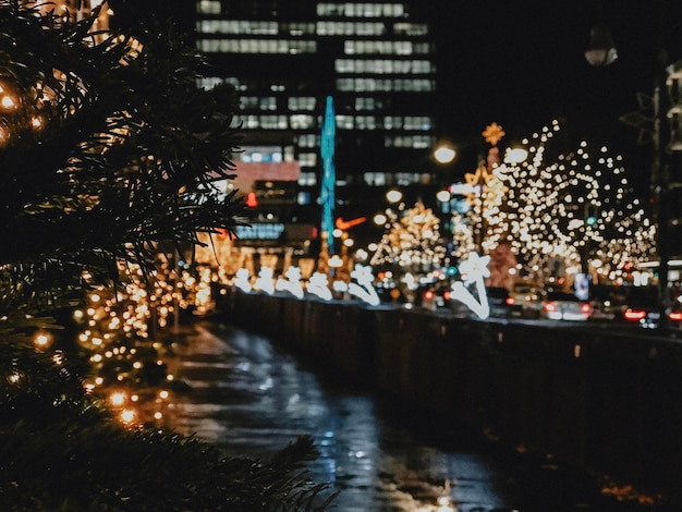 Foto Árbol de navidad iluminado por la noche