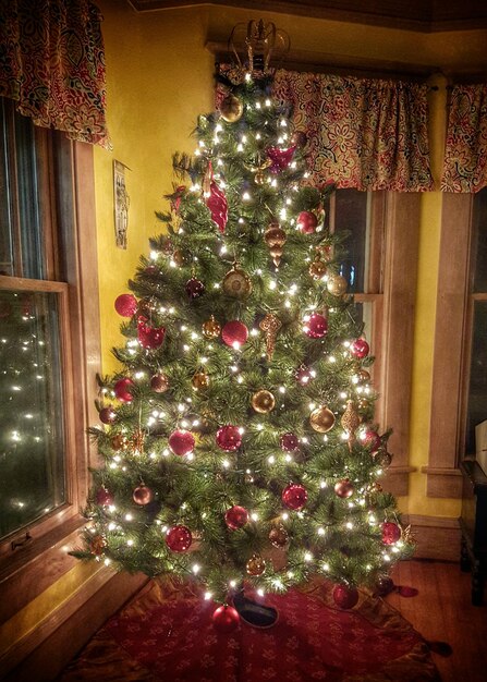 Foto Árbol de navidad iluminado en el suelo de casa