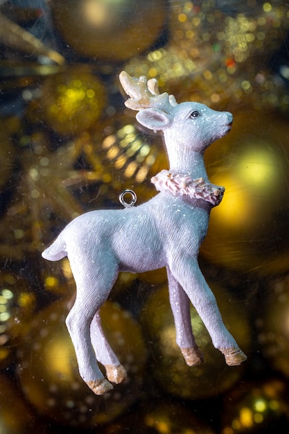 árbol de Navidad juguete cervo blanco en el fondo