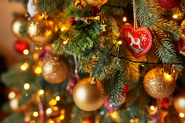 Árbol de Navidad con juguetes. Plantilla de tarjeta de felicitación Árbol de Navidad con juguetes. plantilla de tarjeta de felicitación