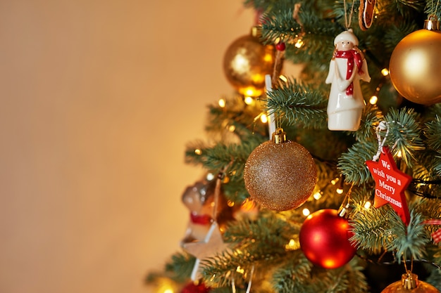 Foto Árbol de navidad con juguetes. plantilla de tarjeta de felicitación