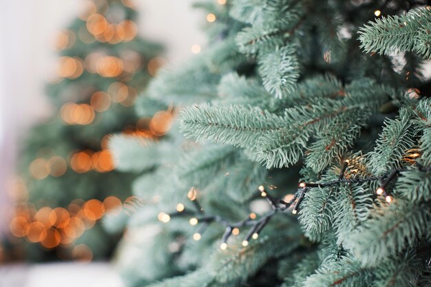 Arbol de navidad con luces y adornos