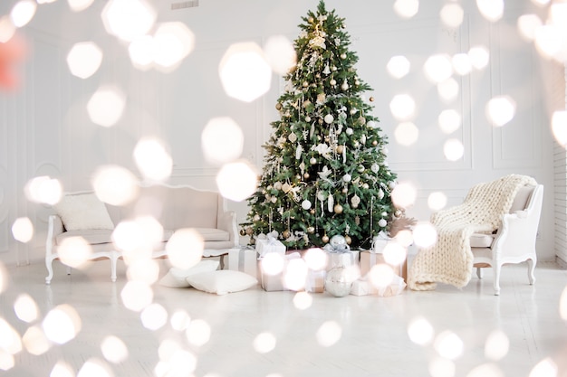 Árbol de navidad con luces navideñas en el interior