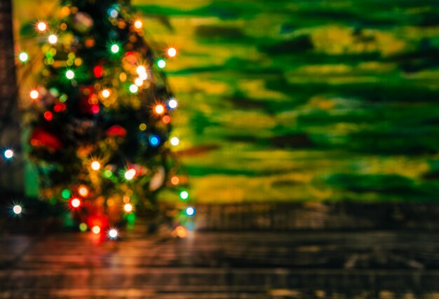 Un árbol de navidad con luces