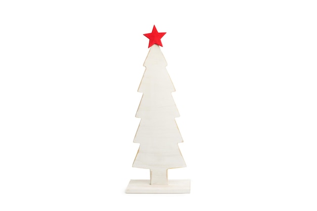 Un árbol de Navidad de madera blanca con una estrella roja en la parte superior sobre un fondo blanco con espacio para copiar