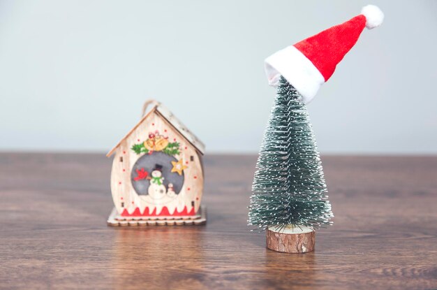 Árbol de Navidad y modelo de casa en el escritorio.