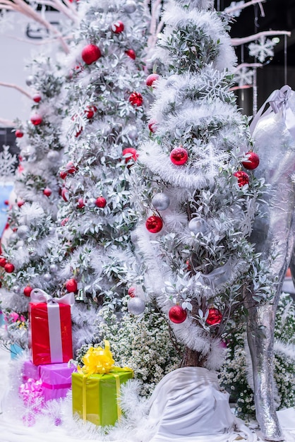 Foto Árbol de navidad en la nieve