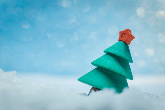 Árbol de Navidad en la nieve