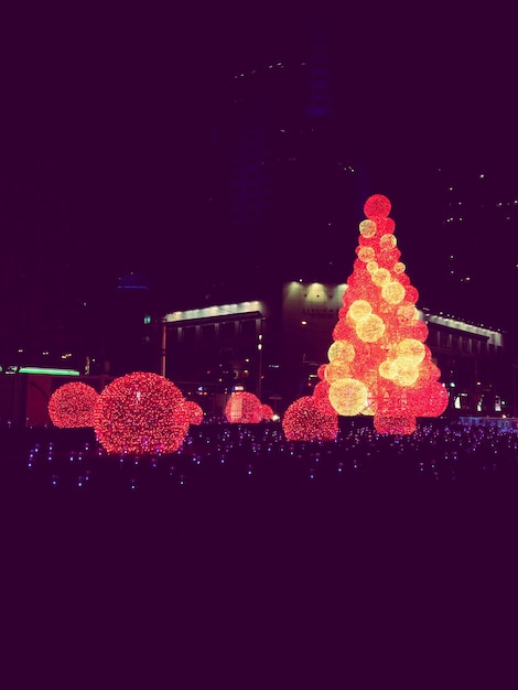 Foto el árbol de navidad por la noche