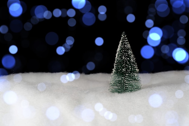 Foto Árbol de navidad en primer plano y luces desenfocadas de fondo.