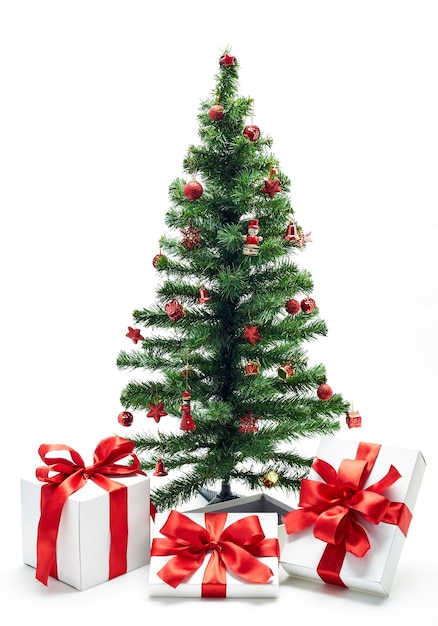 Árbol de Navidad y regalos contra un fondo blanco