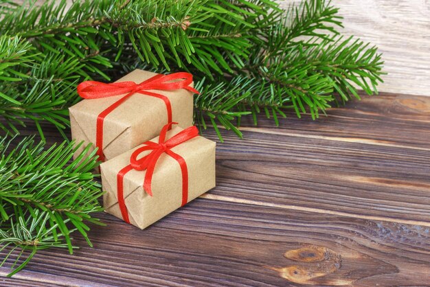 Foto Árbol de navidad rojo en caja