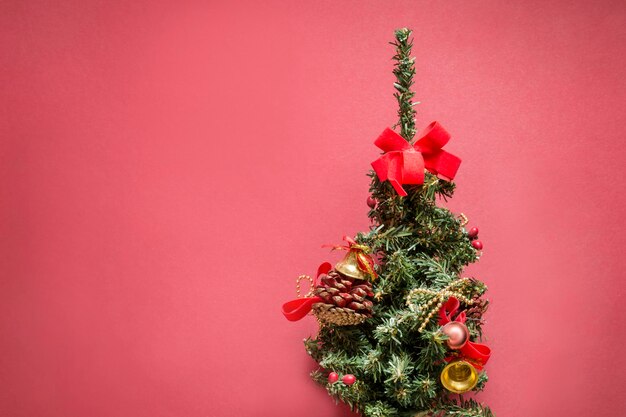 árbol de navidad en rojo