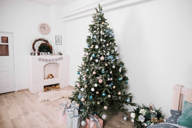 árbol de navidad en salón