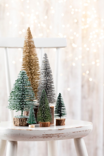 Árbol de Navidad sobre fondo de madera, bokeh. Concepto de celebración navideña. Tarjeta de felicitación.