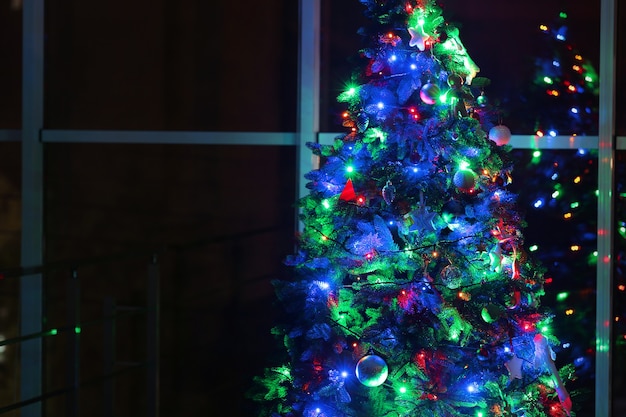 Foto Árbol de navidad en la superficie de la ventana