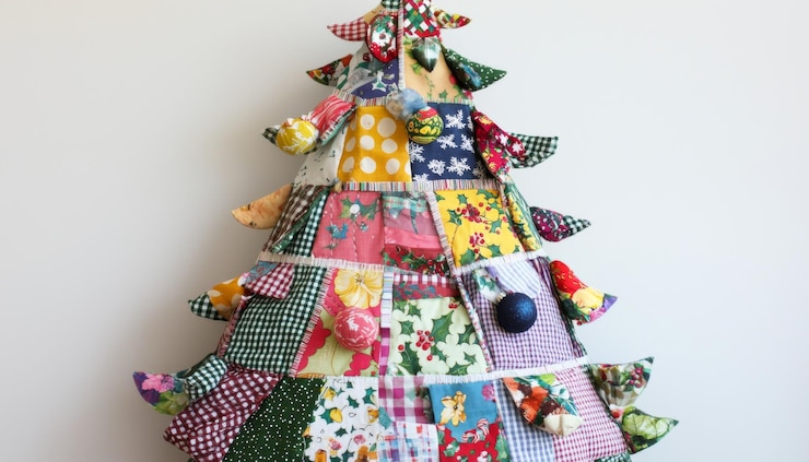 Foto un árbol de navidad de tela de patchwork colorido diseñado para la decoración festiva y la celebración
