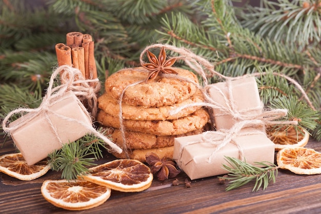 Árbol de Navidad y verduras en la mesa