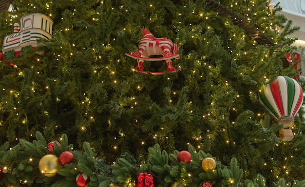 Árbol perenne de belleza de Navidad con juguetes