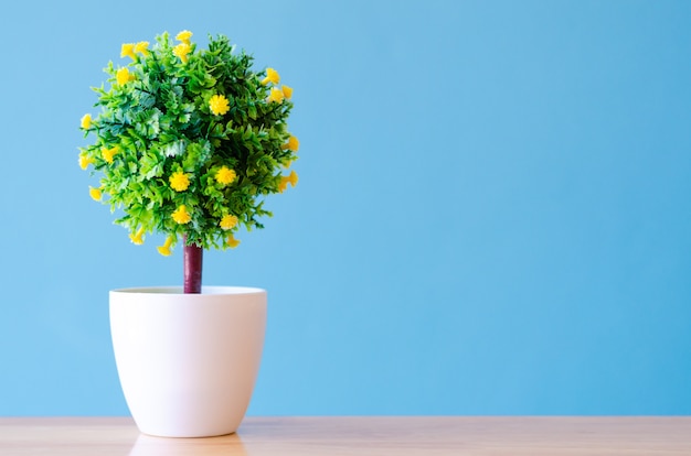 árbol de plástico sobre fondo azul