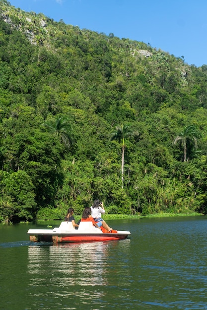 Foto arboleda matanzas, passeio de barco pelo rio yumuri, imagens de todos os lugares