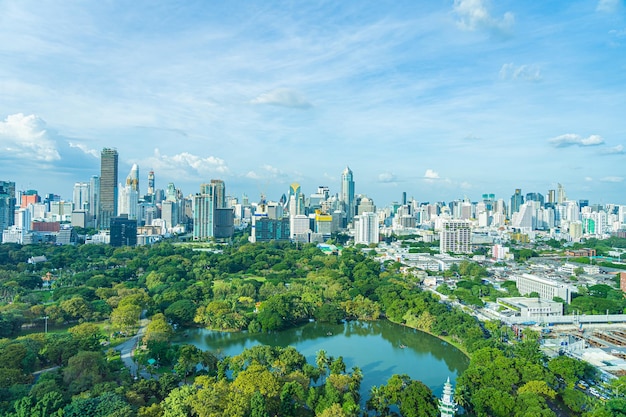 Árboles y edificios en la ciudad contra el cielo