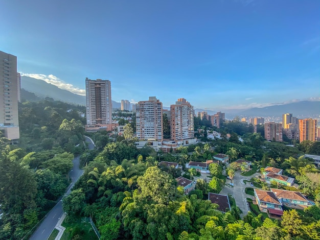 Foto Árboles y edificios en medellín colombia contra el cielo