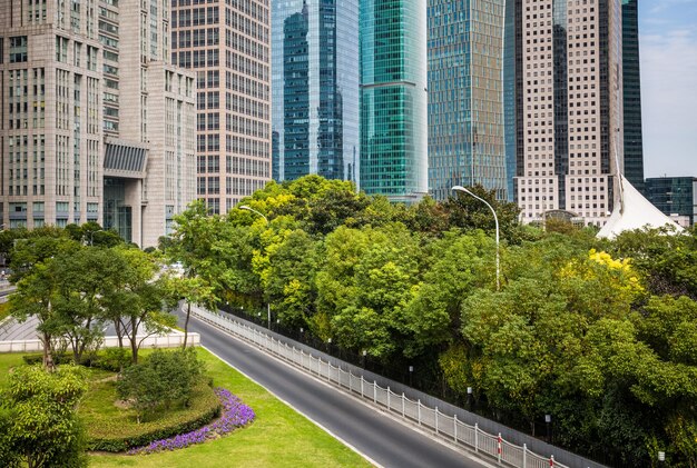 Foto Árboles y edificios modernos en la ciudad