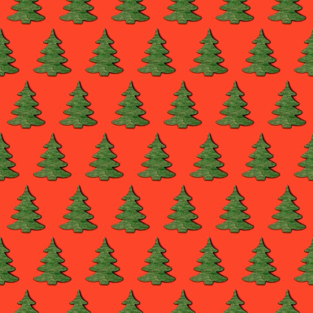 Árboles de Navidad aislados en rojo
