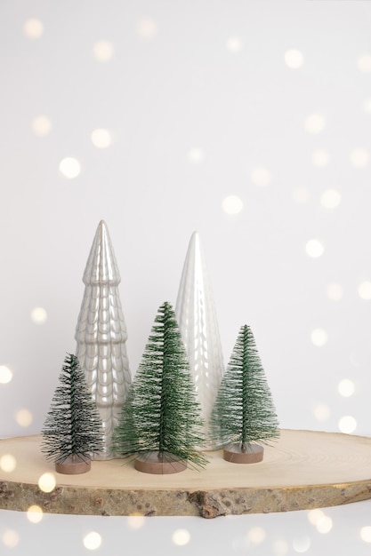 Árboles de Navidad modernos Decoración navideña beige blanca y verde decorativa en un soporte de madera con un fondo gris Decoración festiva nórdica Diseño de estilo bohemio escandinavo Adorno mínimo de moda