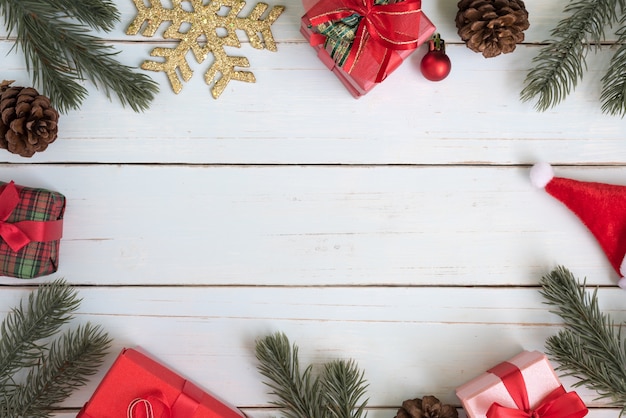 Foto Árboles de navidad ramas decoraciones de frontera con cajas de regalo y ormaments