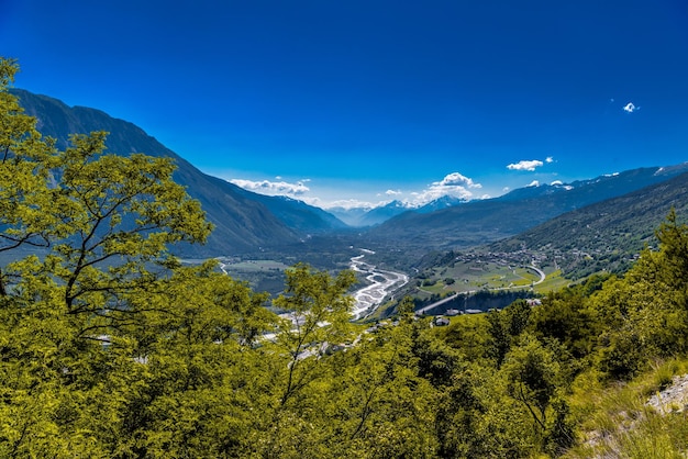 Árboles y río en las montañas de los Alpes suizos Leuk Visp Wallis Val