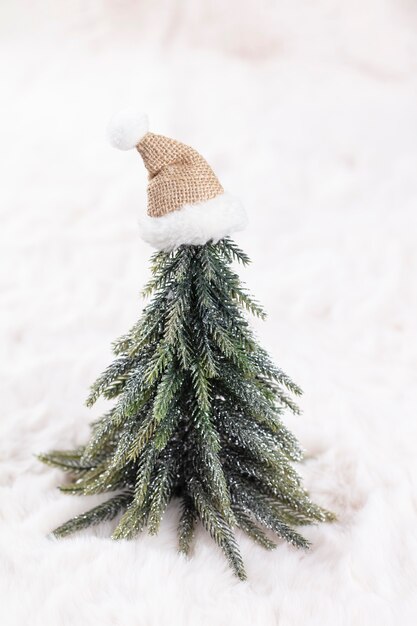 Arbolitos de Navidad y fondo de lana.