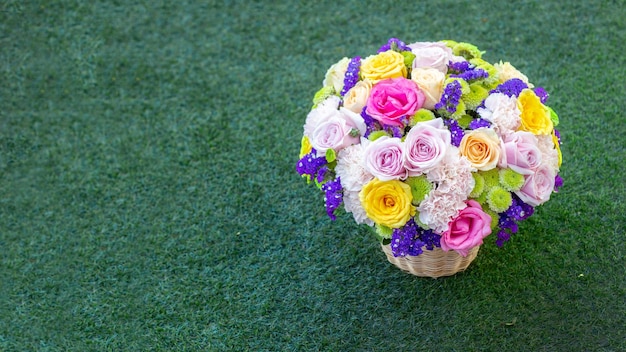 Arbusto de flor de rosa rosa e amarela e flor de mistura