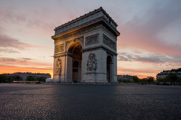 Arc de Triomphe und Champs Elysees, Sehenswürdigkeiten im Zentrum von Paris, bei Sonnenuntergang. Paris, Frankreich
