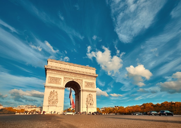 Arc de Triumph in Paris mit schönen Wolken im Herbst