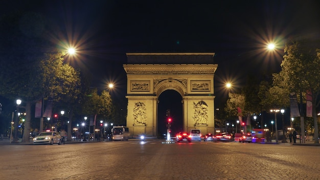 Arc de Triomphe, París iluminado por la noche