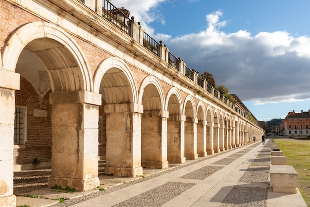 Arcada de estilo clássico - exterior do palácio