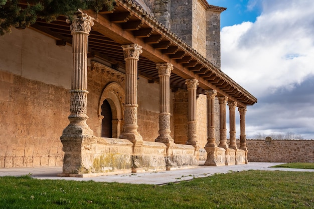 Arcadas com colunas de pedra medievais em uma antiga igreja perto de Aranda de Duero, Espanha