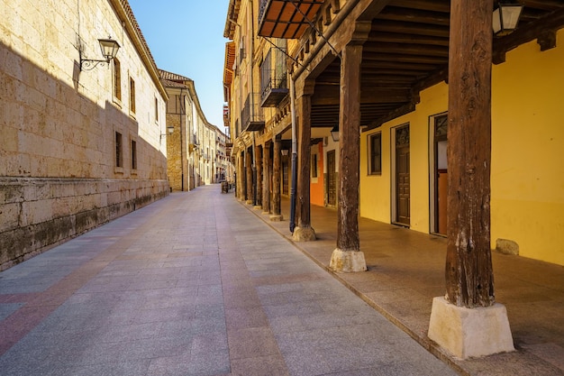 Arcadas de edifícios antigos presos com colunas de madeira muito antigas no Burgo de Osma Castilla Leon