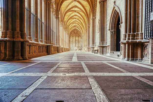 Arcadas góticas ornamentadas del claustro de la Pamplona Católica