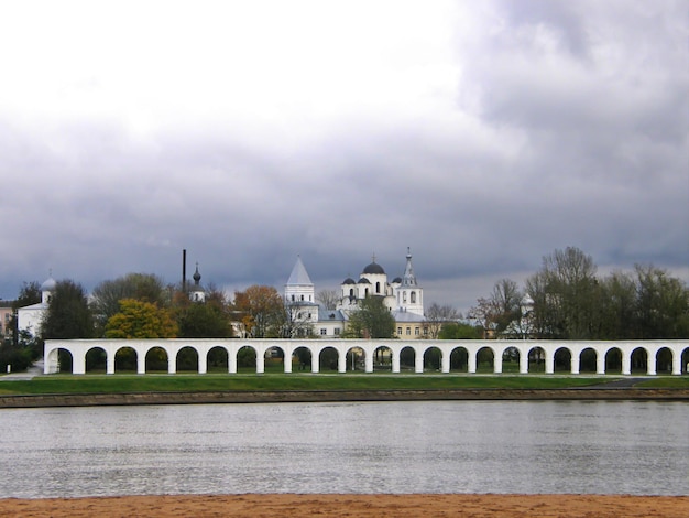 Arcade de Gostiny Dvor a orillas del río Volkhov Velikiy Novgorod