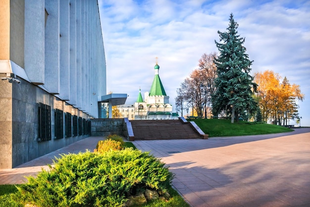 Arcángel Catedral y Gobierno Regional a la luz de la mañana de otoño Nizhny Novgorod Kremlin