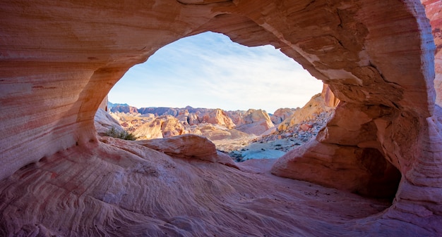 Arch Canyon-Fenster zum Tal mit der Bluesky- und bunten Sandsteinreflexion mit Sonnenstrahl