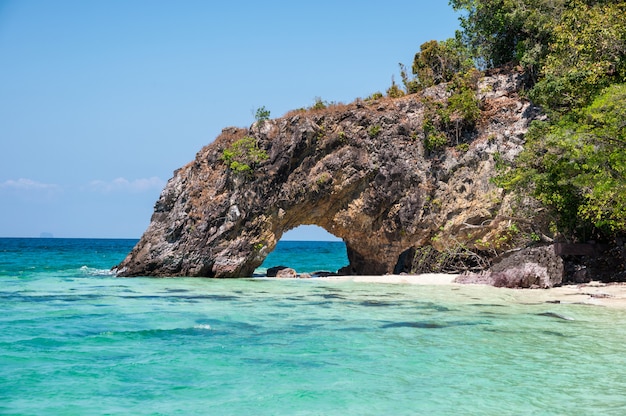 Arch natürlichen Felsen am türkisfarbenen Meer und am Strand