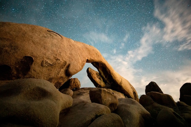 Foto arch rock bajo las estrellas