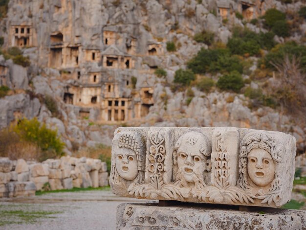 Foto archäologische überreste der lykischen felsgräber in der stadt myra demre in der türkei alte steinmasken, die in theaterdarstellern in den felsgräbern verwendet wurden