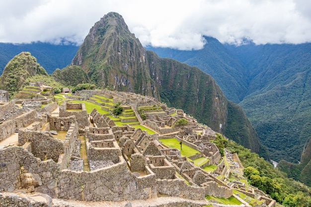 Foto archäologische überreste von machu picchu in den bergen von cusco. peru