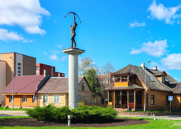 Archer escultura en la encrucijada con movimiento giratorio en Druskininkai, Lituania.