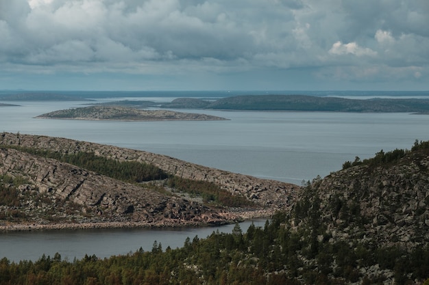 Archipiélago de la isla de Kuzova en el Mar Blanco vista desde la cima de la isla Kuzov alemán